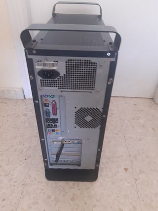 Torre PC sobremesa negra