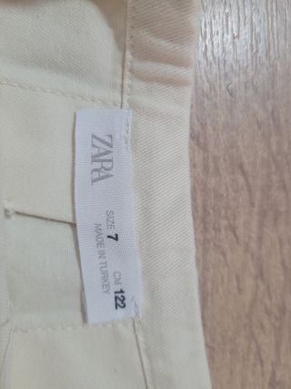 Falda plisada Zara niña blanco roto Talla 7
 