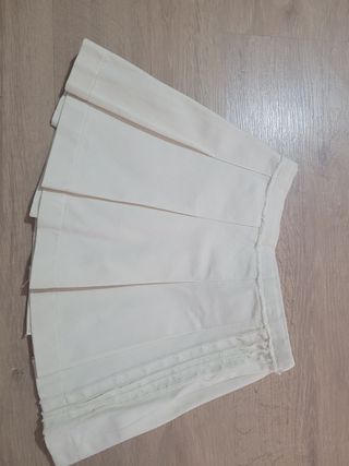 Falda plisada Zara niña blanco roto Talla 7
 