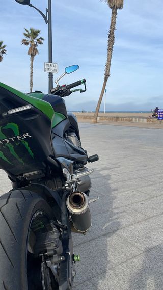 Kawasaki Z800e 
(Con muchas chuches)