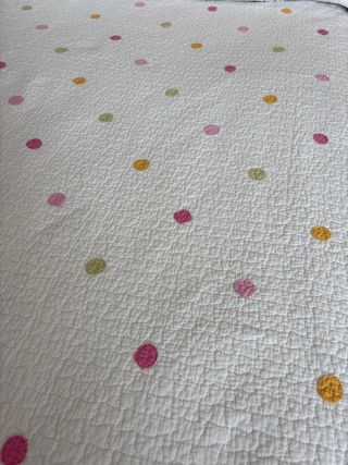 Colcha bouti estampada con cojín a juego.