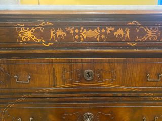 Cómoda antigua de marquetería y mármol