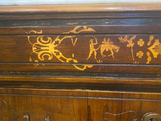 Cómoda antigua de marquetería y mármol