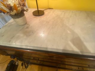 Cómoda antigua de marquetería y mármol