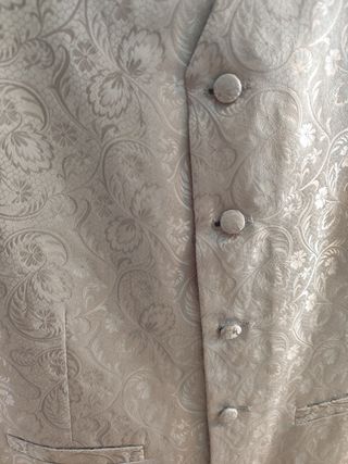 Chaleco para traje con su corbata a juego
