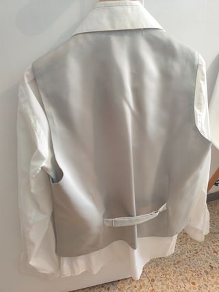 Chaleco para traje con su corbata a juego