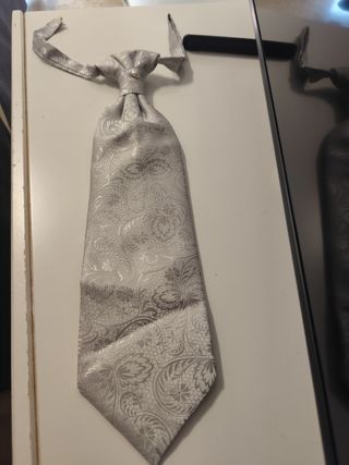 Chaleco para traje con su corbata a juego