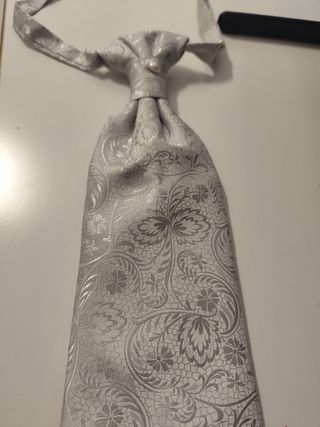 Chaleco para traje con su corbata a juego