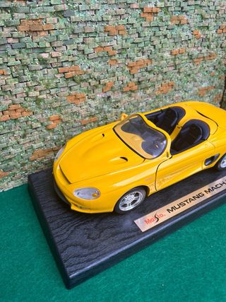  Mustang Mach III – Escala 1:18 – Con base 
