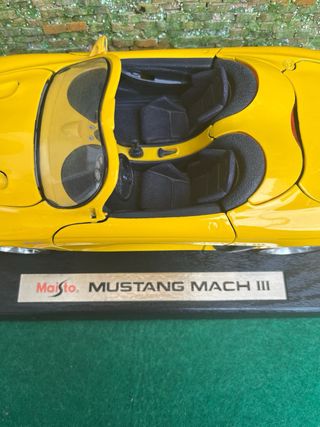  Mustang Mach III – Escala 1:18 – Con base 