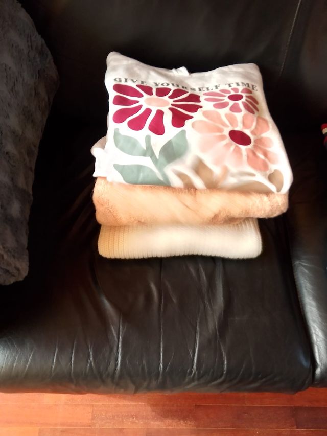 Sudadera y 2 suéteres beige y blanco