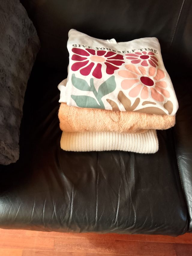 Sudadera y 2 suéteres beige y blanco