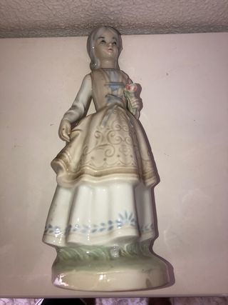 Figura porcelana niña flor