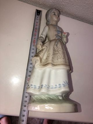 Figura porcelana niña flor