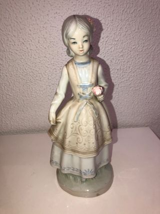 Figura porcelana niña flor
