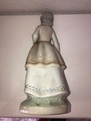 Figura porcelana niña flor