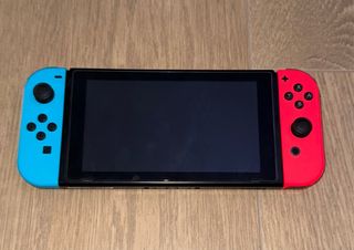 Nintendo Switch con Grip y cargador de mandos