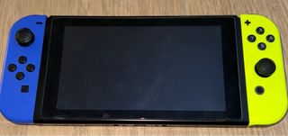 Nintendo Switch con Grip y cargador de mandos