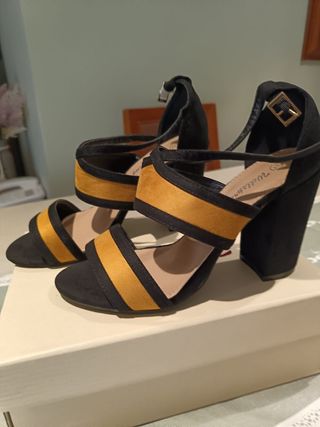 Sandalias tacón Mullally negras amarillas