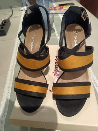 Sandalias tacón Mullally negras amarillas