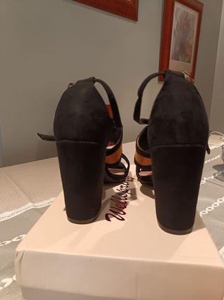 Sandalias tacón Mullally negras amarillas