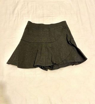 Falda pantalón gris talla S de Stradivarius