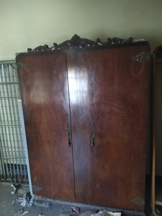 Armario antiguo de madera