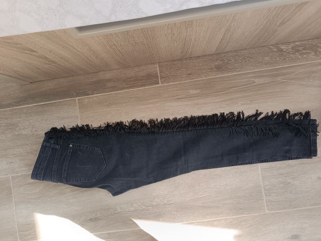Jeans negros flecos