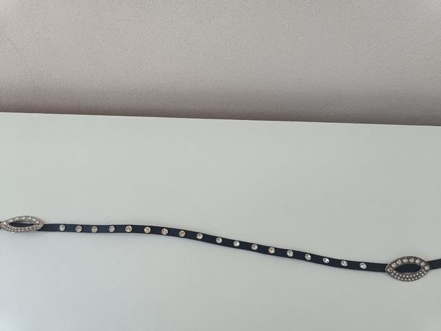 Cintura nera con borchie e dettaglio oro