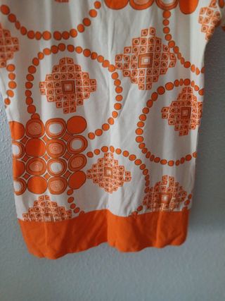 Camiseta blanca y naranja 