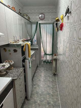 Cocina vintage gris y blanca