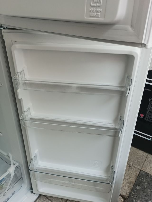 Nevera Midea 143x55 - 205€