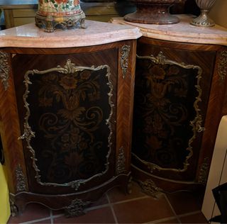 Armadi angolari vintage: legno e marmo