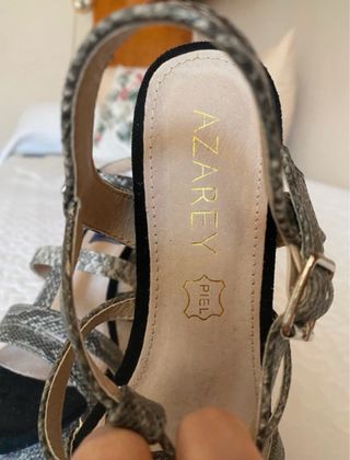 Sandalias tacón Azarey en negra y serpiente