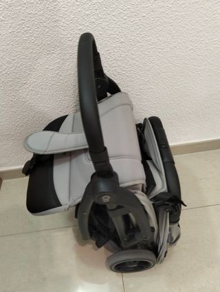 Cochecito bebé ligero gris