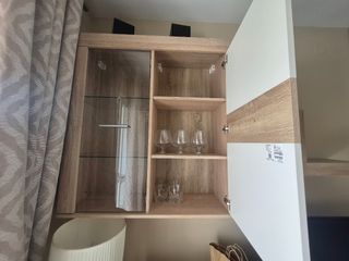 Mueble Vitrina blanco y marrón 