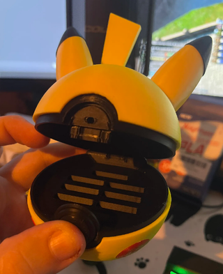 Soporte caja Nintendo Switch 1 2 Pokeball Pikachu