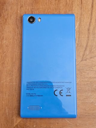 Smartphone Android modello 772 colore azzurro.