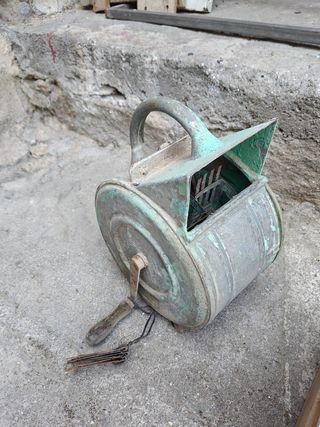 Revocadora antigua de metal