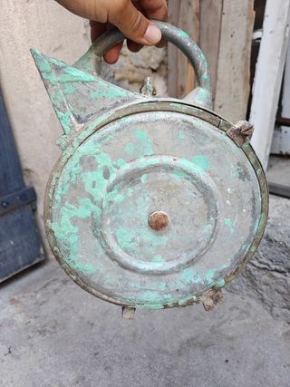 Revocadora antigua de metal