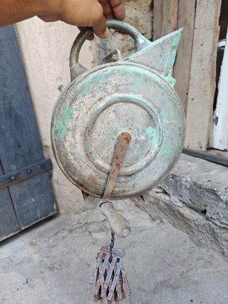 Revocadora antigua de metal