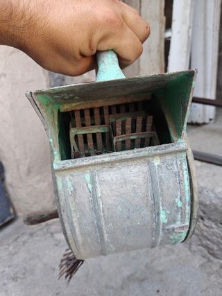 Revocadora antigua de metal