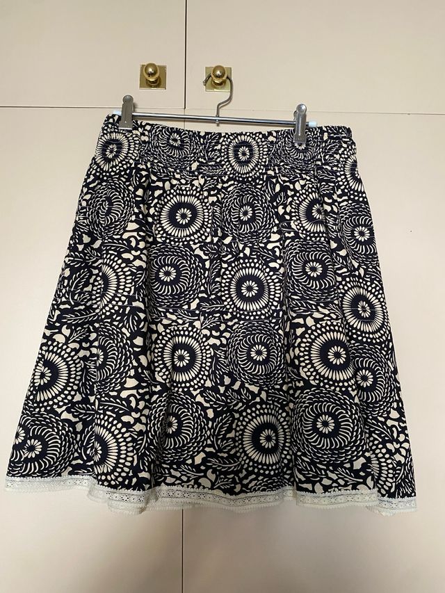 Falda de la marca Rare en negro y beige de algodon