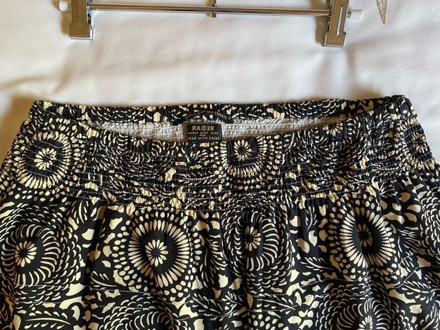 Falda de la marca Rare en negro y beige de algodon