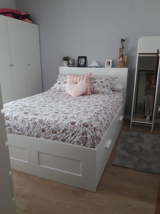 Cama Ikea blanca con cabecero