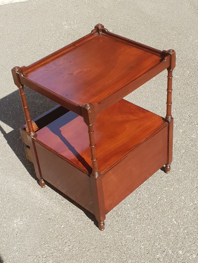 Comodino antico in mogano