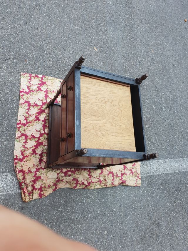 Comodino antico in mogano