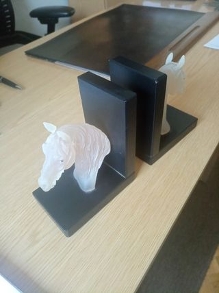 Sujeta libros - Caballos alabastro