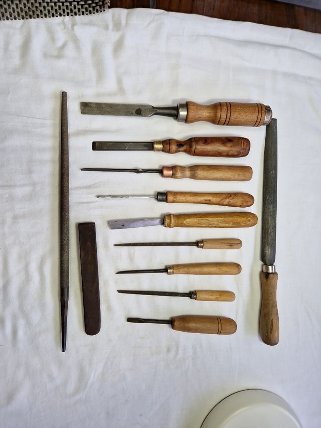  12 Formones, limas antiguas y afilador 