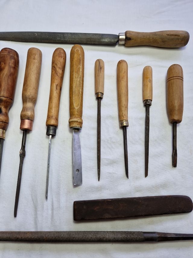  12 Formones, limas antiguas y afilador 